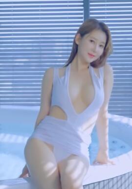Ainn小姐姐的白色深V泳装温泉穿搭