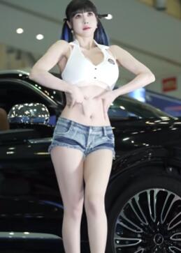 Song JooA小姐姐的双马尾热裤穿搭