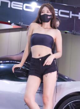 Yu Dayeon小姐姐的火辣抹胸热裤车展穿搭