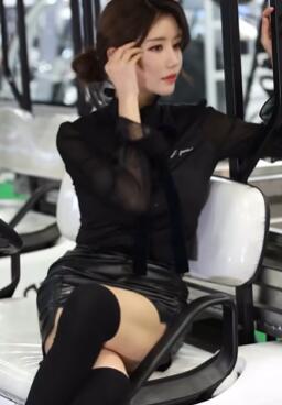 Im Sola小姐姐的皮裙过膝袜穿搭
