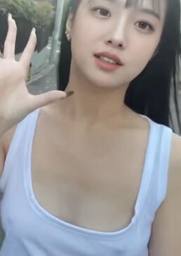 在严寒中到附近的便利店购物
